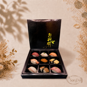 手工盒8080日式九分格餐盒,純手工製作,是高檔日式精緻便當.商務會議餐盒常使用的「日式高級手工盒」款式,搭配多格耐熱PP九分格內襯,提升品牌形象塑造高檔餐飲視覺饗宴,高級日式餐盒,200入/箱