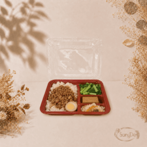 常見的內紅外黑四格塑膠免洗餐盒,型號稱 K022S,廣泛用於餐廳外帶、便當,價格非常親民,左右四格紅黑餐盒,800入/箱